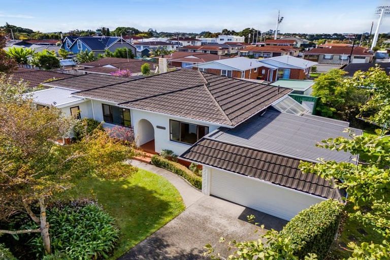 Photo of property in 10 Seddon Street, Westown, New Plymouth, 4310