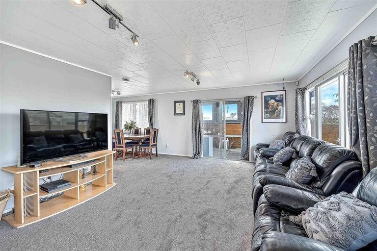 Photo of property in 64 West Harbour Drive, West Harbour, Auckland, 0618