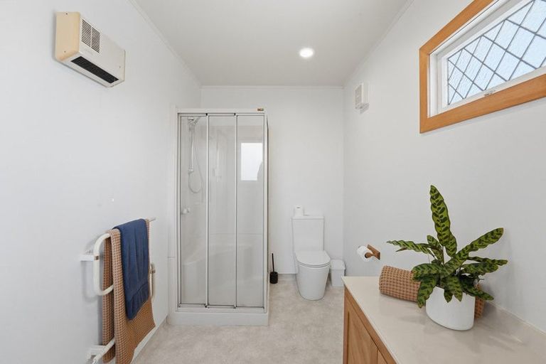 Photo of property in 6 Ridge Lane, New Plymouth, 4310
