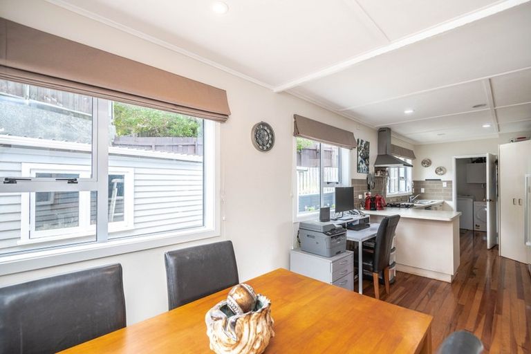 Photo of property in 19 Alder Place, Newlands, Wellington, 6037