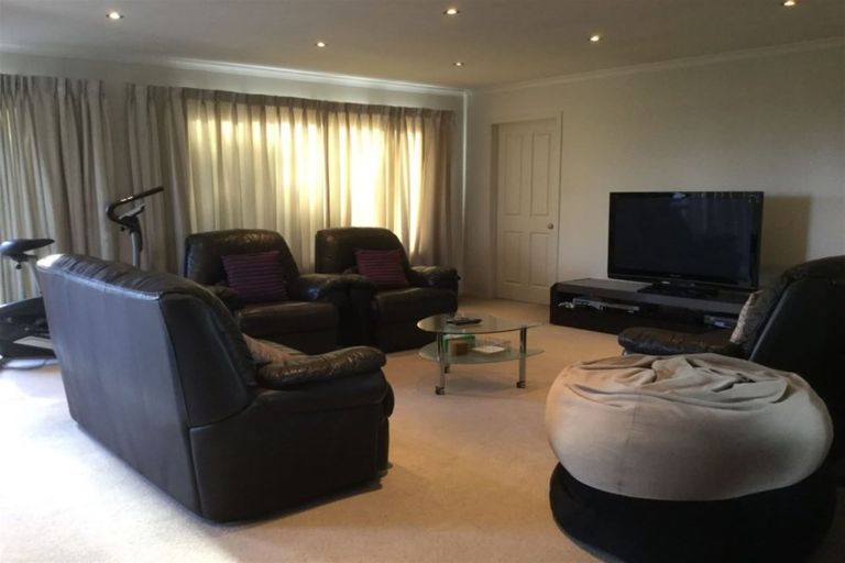 Photo of property in 10 Archibald Road, Kelston, Auckland, 0602