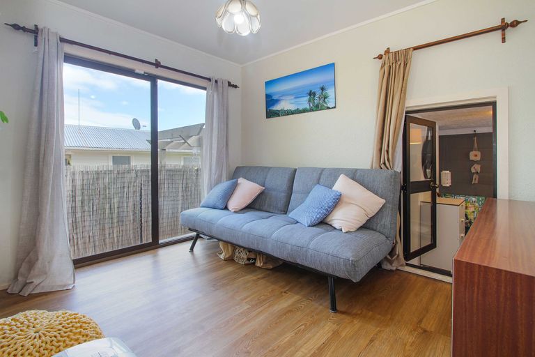 Photo of property in 2/39 Brunton Place, Glenfield, Auckland, 0629