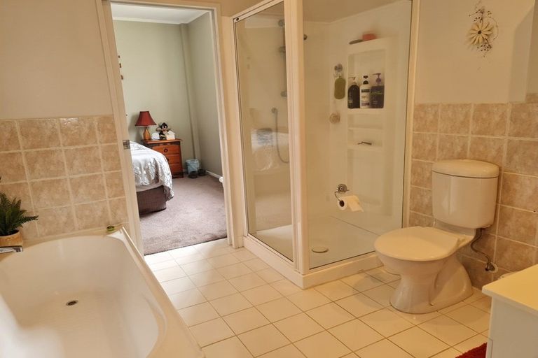 Photo of property in Maddison Apartments, 2/6e Queen Street, Palmerston North, 4410