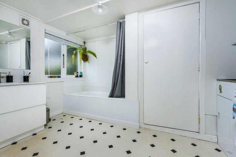 Photo of property in 33 Waimana Avenue, Northcote Point, Auckland, 0627
