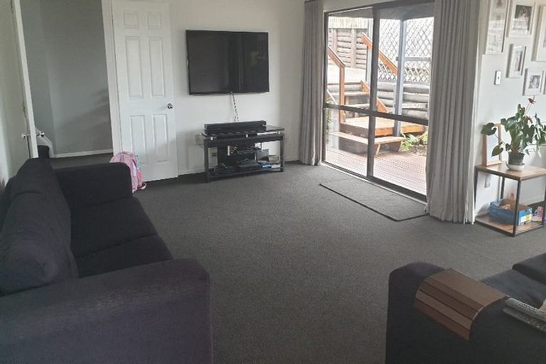 Photo of property in 1/186 East Coast Road, Forrest Hill, Auckland, 0620