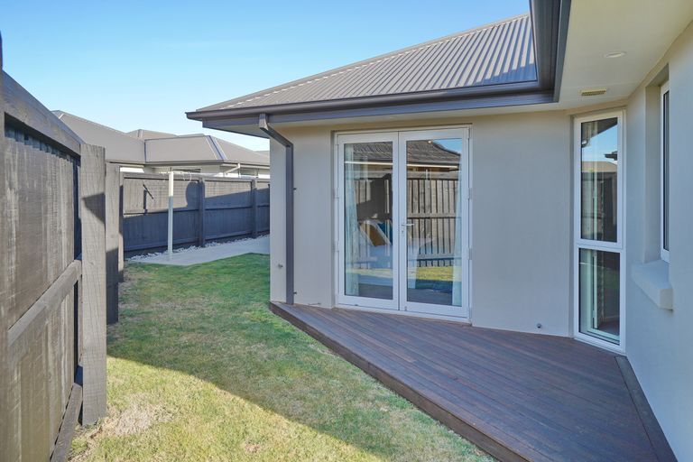 Photo of property in 5 Corsican Grove, Parklands, Christchurch, 8083