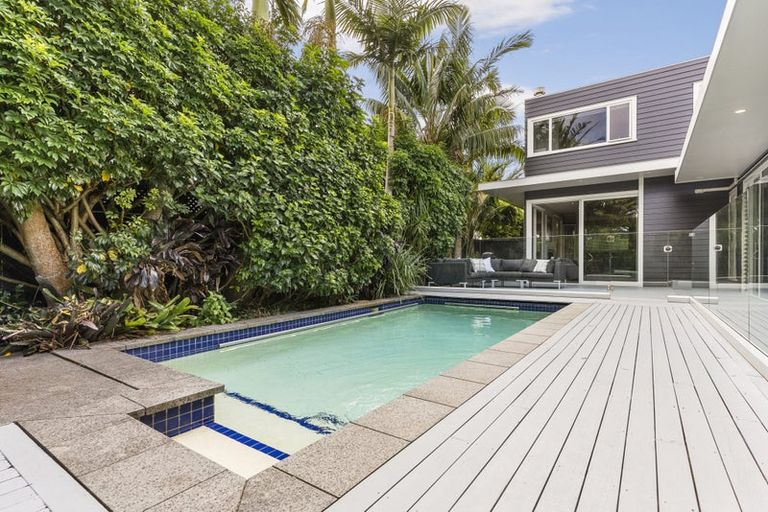 Photo of property in 20 Marine Parade, Mellons Bay, Auckland, 2014