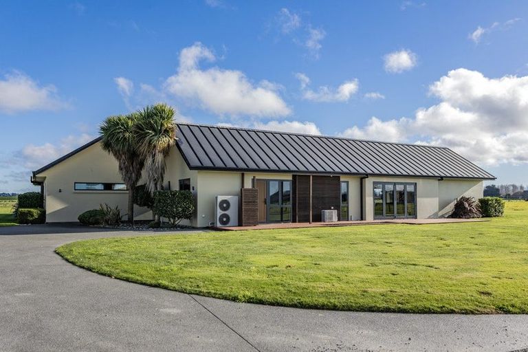 Photo of property in 585 Coutts Island Road, Coutts Island, Christchurch, 7670