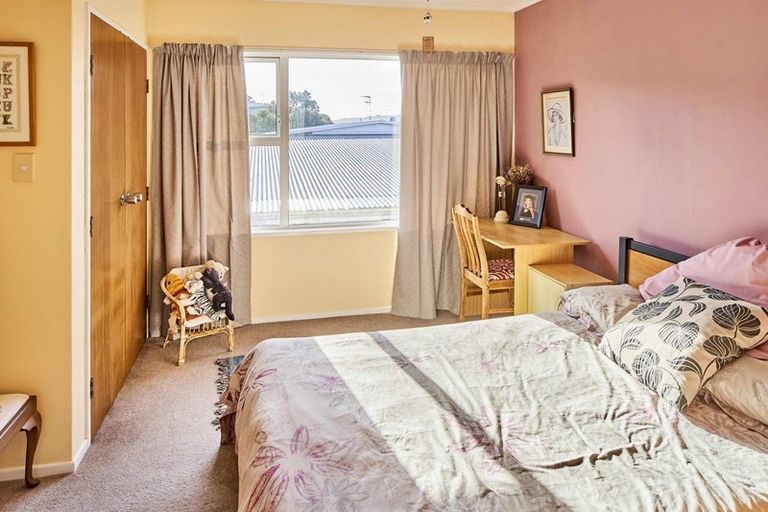 Photo of property in 105 Kahu Road, Paremata, Porirua, 5024