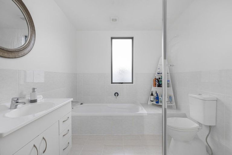 Photo of property in 27/3 Hulme Place, Henderson, Auckland, 0612