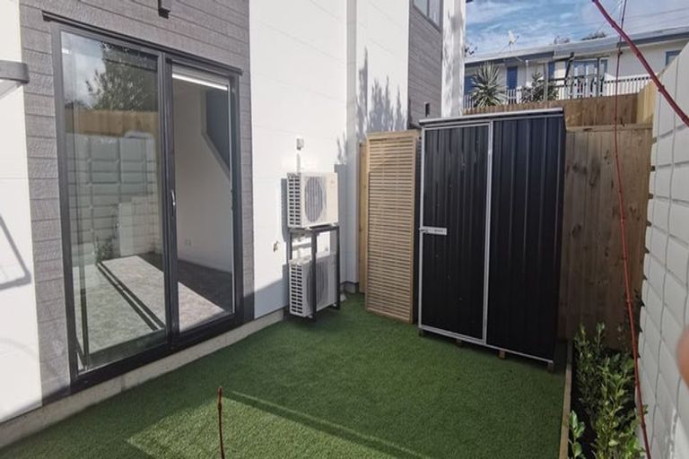 Photo of property in 6/17 Lowtherhurst Road, Massey, Auckland, 0614