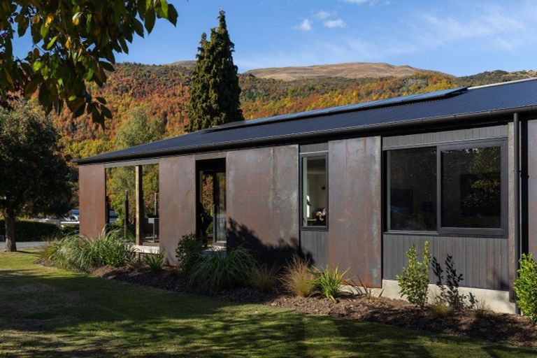 Photo of property in 10 Preston Drive, Arrowtown, 9302