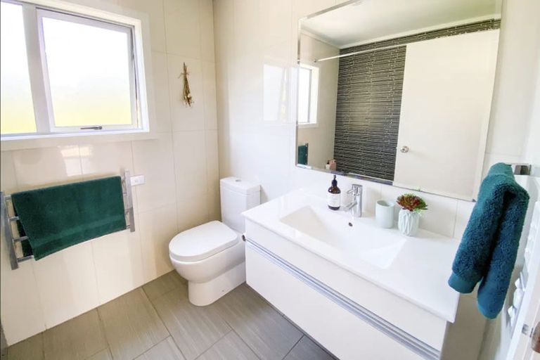 Photo of property in 33 Whaanga Road, Raglan, 3297