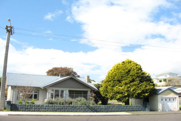 Photo of property in 2 Neve Place, Strandon, New Plymouth, 4312