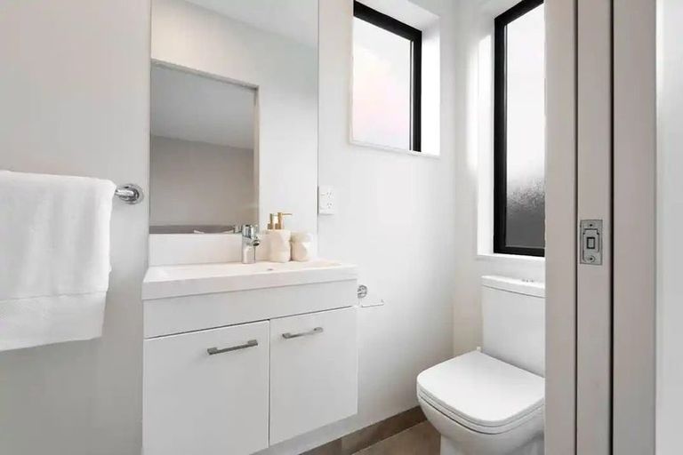 Photo of property in 60d Seymour Road, Sunnyvale, Auckland, 0612