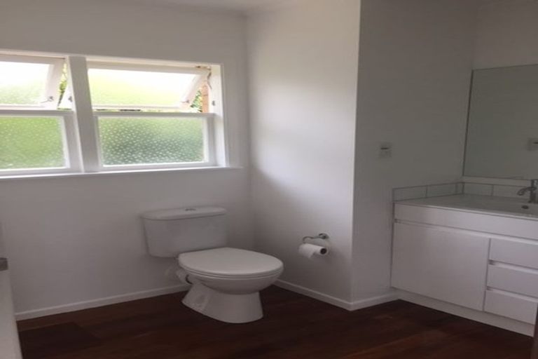 Photo of property in 68 Gladstone Road, Northcote, Auckland, 0627