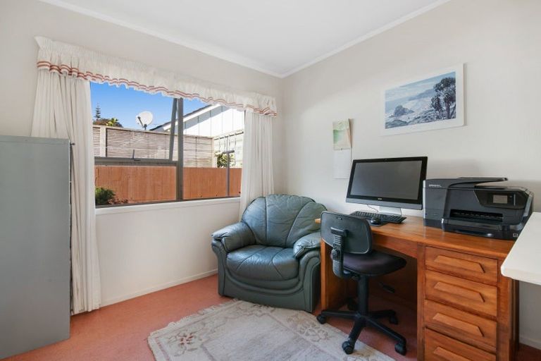 Photo of property in 5 Edgewater Grove, Orewa, 0931