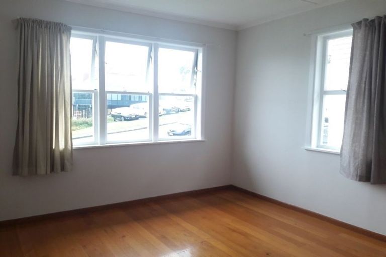 Photo of property in 1/6 Woodall Place, Totara Vale, Auckland, 0627