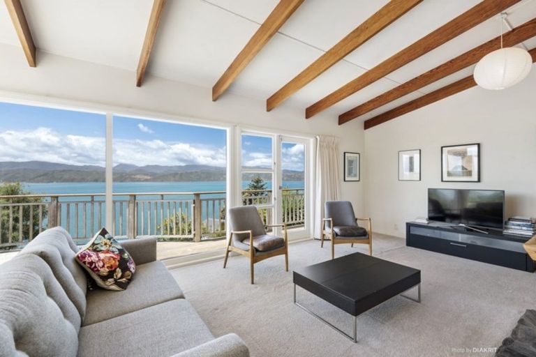 Photo of property in 4 Fortification Road, Karaka Bays, Wellington, 6022