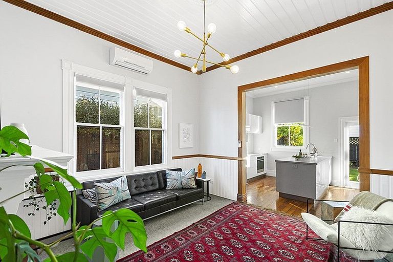 Photo of property in 8 Morley Street, New Plymouth, 4310