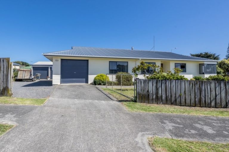 Photo of property in 29 Karaka Street, Otaki Beach, Otaki, 5512