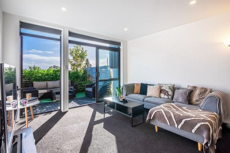 Photo of property in 4/15 Chivalry Road, Glenfield, Auckland, 0629