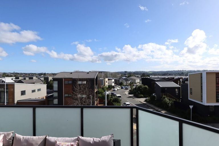Photo of property in 3/22 Kerewhenua Crescent, Hobsonville, 0616