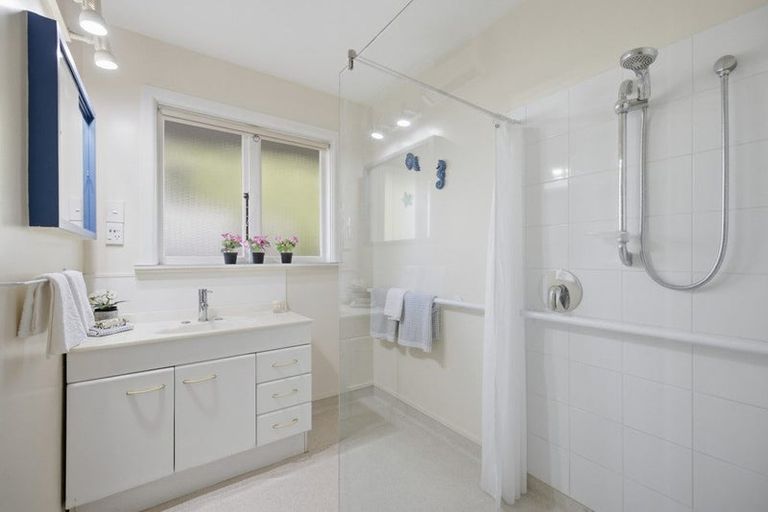 Photo of property in 20 Landsdowne Terrace, Cashmere, Christchurch, 8022