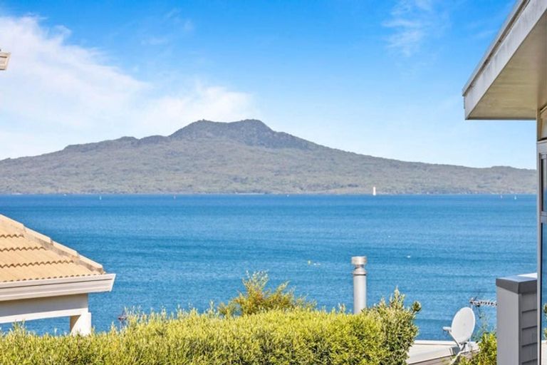 Photo of property in 4c Beach Road, Castor Bay, Auckland, 0620