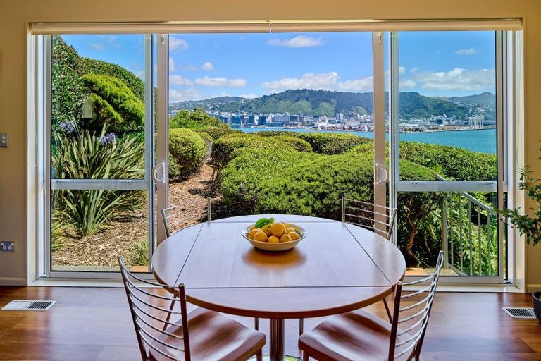 Photo of property in 14 The Crescent, Roseneath, Wellington, 6011