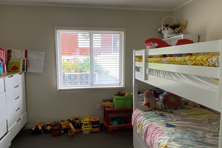 Photo of property in 1/284 Sunset Road, Windsor Park, Auckland, 0632