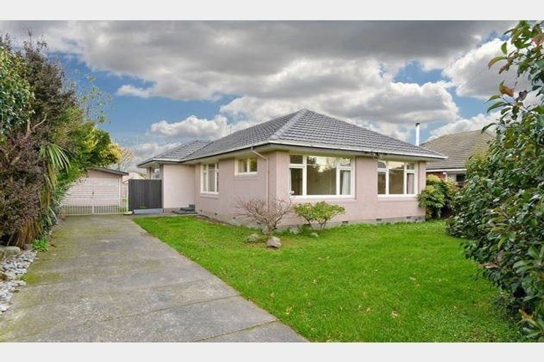 Photo of property in 18 Avonhead Road, Avonhead, Christchurch, 8042