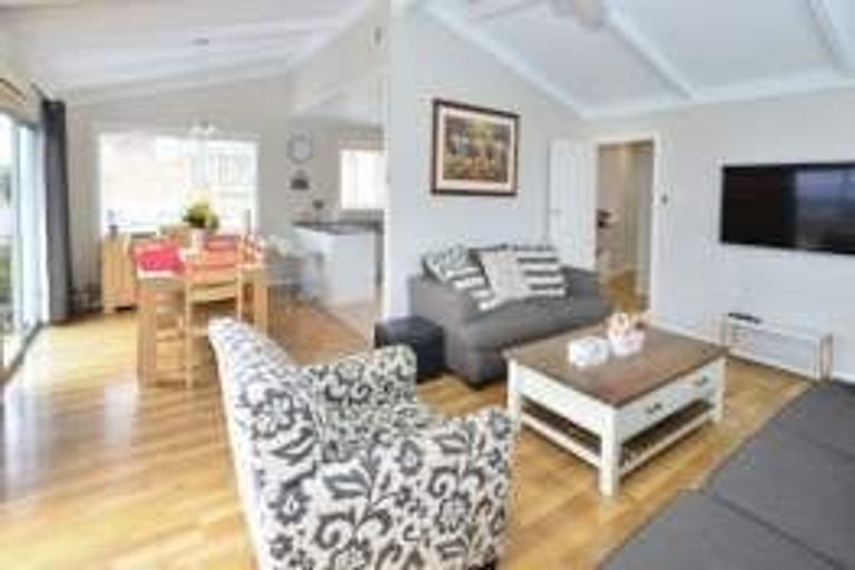 Photo of property in 1/330 Glenfield Road, Glenfield, Auckland, 0629