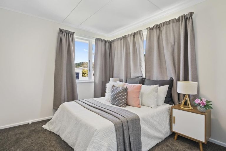 Photo of property in 5 Matthews Road, Wainuiomata, Lower Hutt, 5014