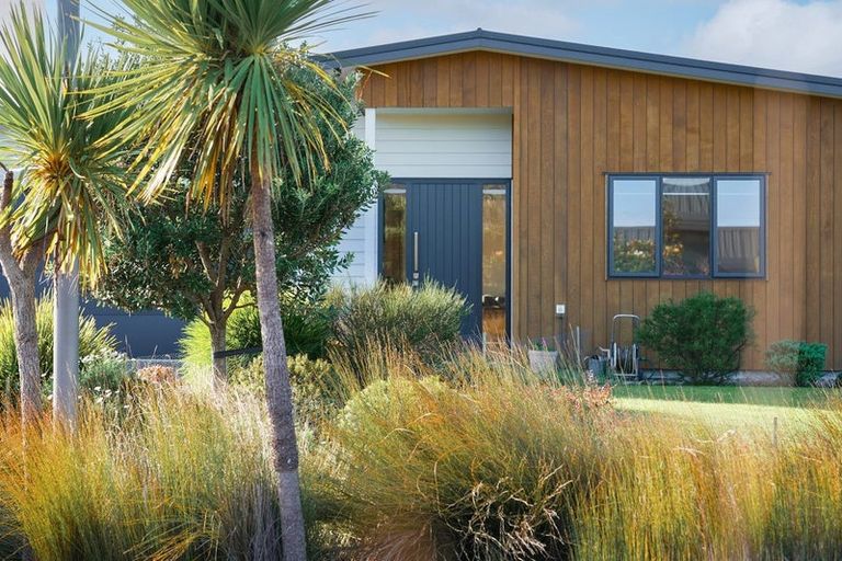 Photo of property in 21 Ferndale Drive, Waikanae, 5036
