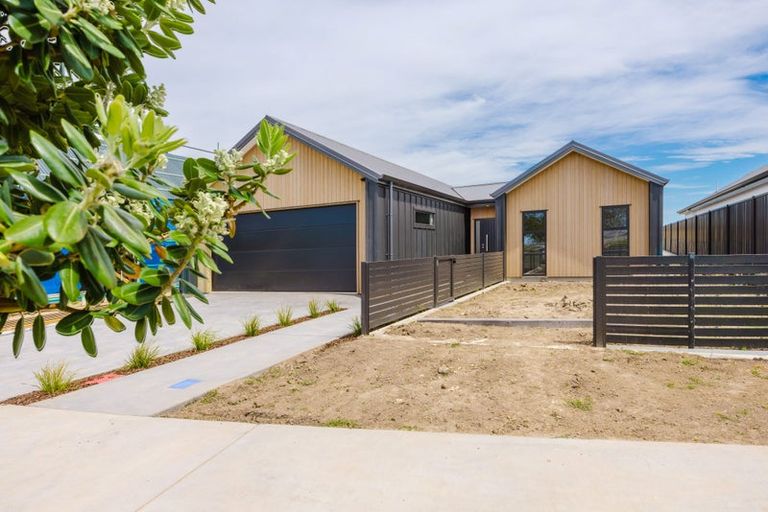 Photo of property in 14 Annie Aranui Drive, Poraiti, 4182