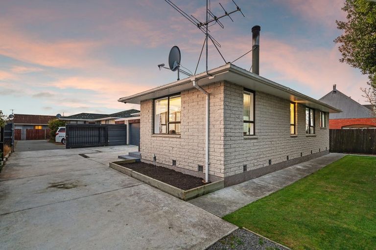 Photo of property in 2/8a Salford Avenue, Redwood, Christchurch, 8051