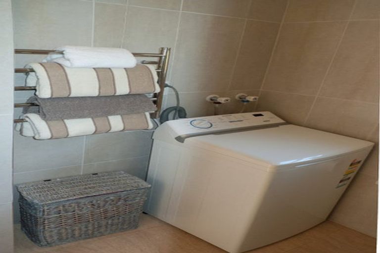 Photo of property in 9/18 Parr Terrace, Castor Bay, Auckland, 0620