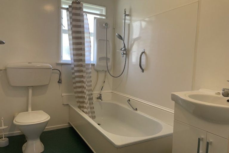 Photo of property in 1/136-138 Waddington Drive, Naenae, Lower Hutt, 5011