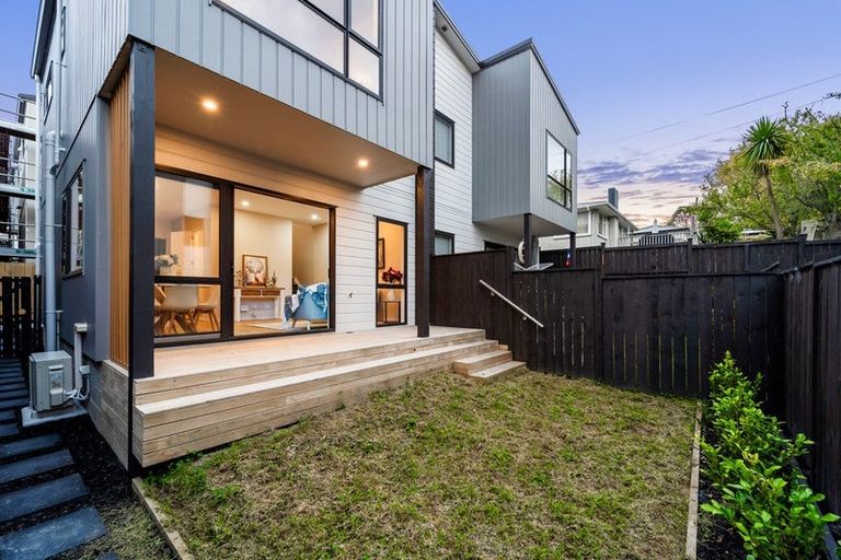 Photo of property in 10 Don Oliver Lane, Glen Eden, 0602