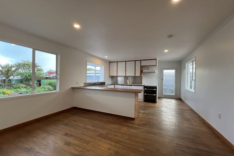 Photo of property in 368 South Road, Omata, New Plymouth, 4374