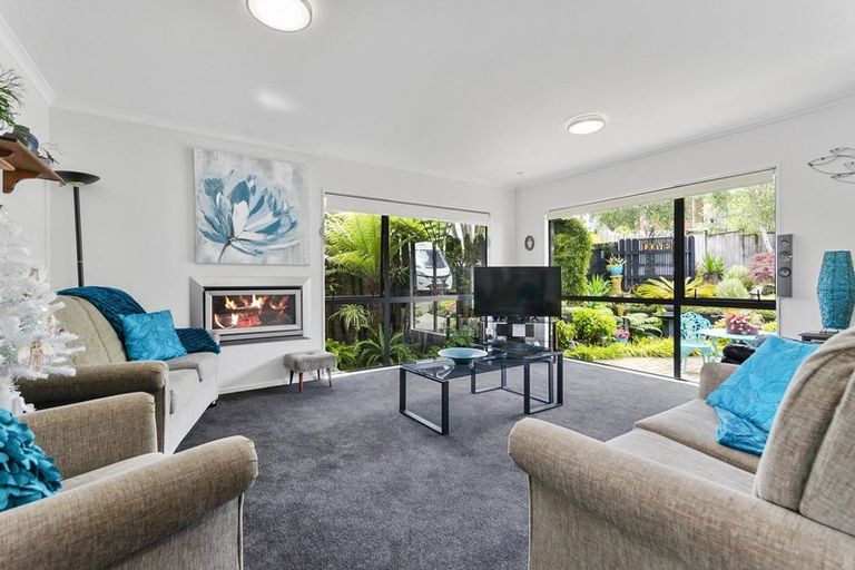 Photo of property in 60 View Ridge Drive, Ranui, Auckland, 0612
