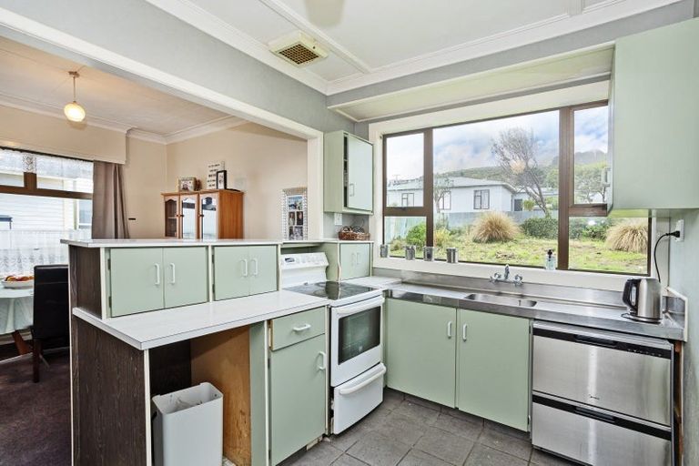 Photo of property in 180 Marine Parade, Bluff, 9814