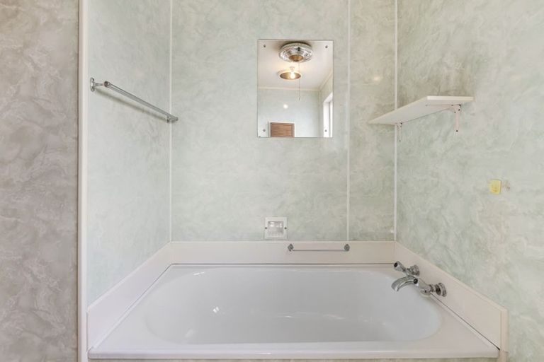 Photo of property in 76 Tamatea Road, Taupo, 3330