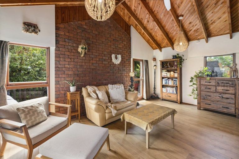 Photo of property in 11 Rika Place, Kawaha Point, Rotorua, 3010