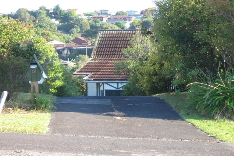 Photo of property in 2/28 Oaktree Avenue, Browns Bay, Auckland, 0630