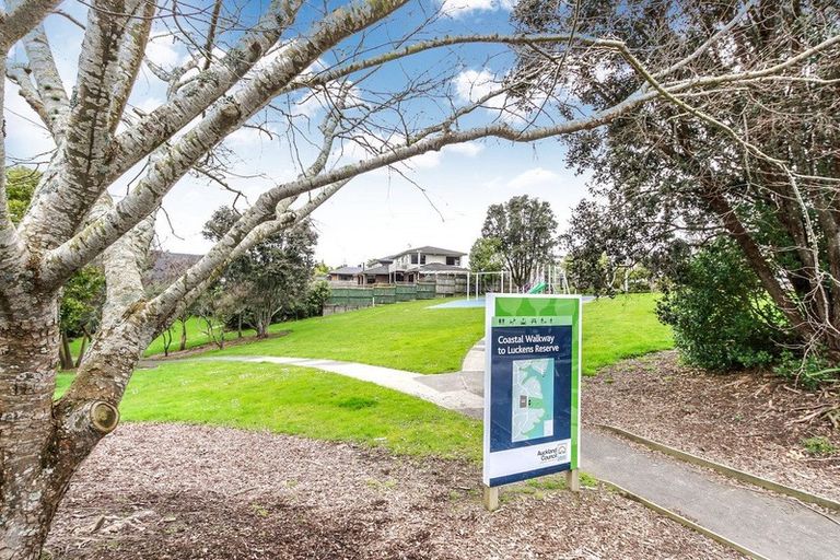 Photo of property in 172 Wiseley Road, West Harbour, Auckland, 0618