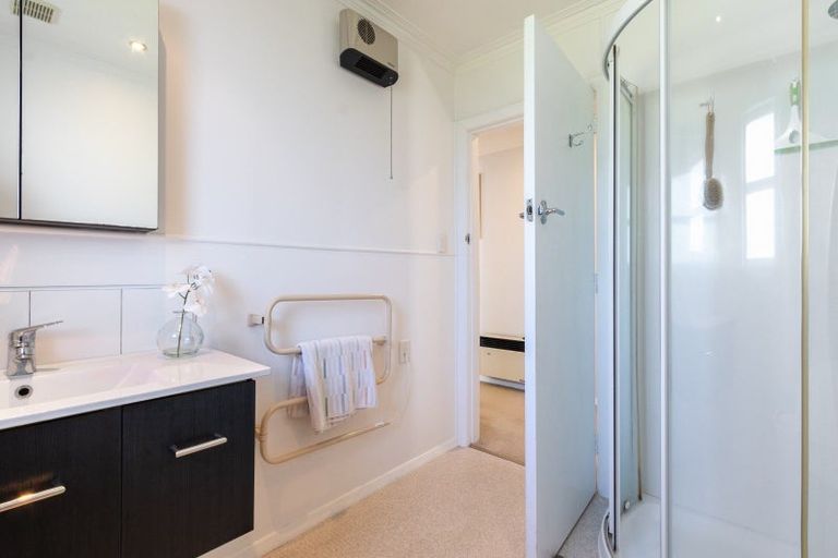 Photo of property in 28 Karu Crescent, Waikanae, 5036