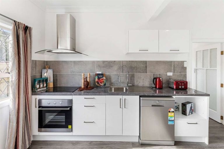 Photo of property in 14 Chester Street, Levin, 5510