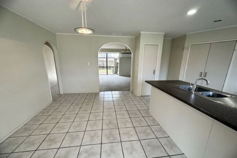 Photo of property in 10 Jillteresa Crescent, Half Moon Bay, Auckland, 2012